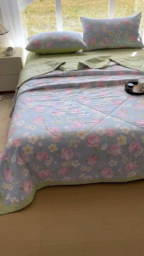 91家纺网 家纺一手货源 找家纺 蓝雀翎 2025新款全棉印花新疆棉花夏被 缤纷花朵