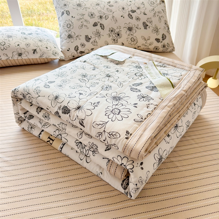 91家纺网 家纺一手货源 找家纺 蓝雀翎 2025新款全棉印花新疆棉花夏被 迪克奥莱