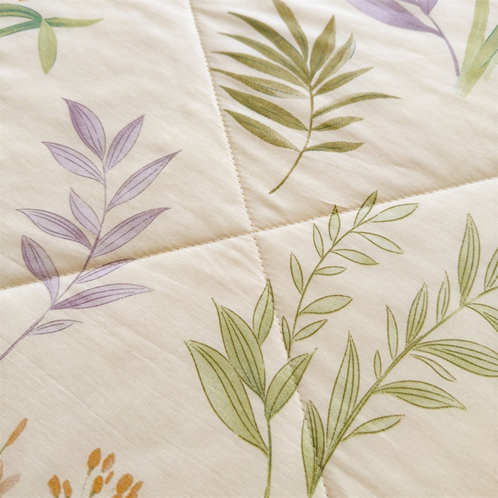 91家纺网 家纺一手货源 找家纺 蓝雀翎 2025新款全棉印花新疆棉花夏被 芳草梦恋