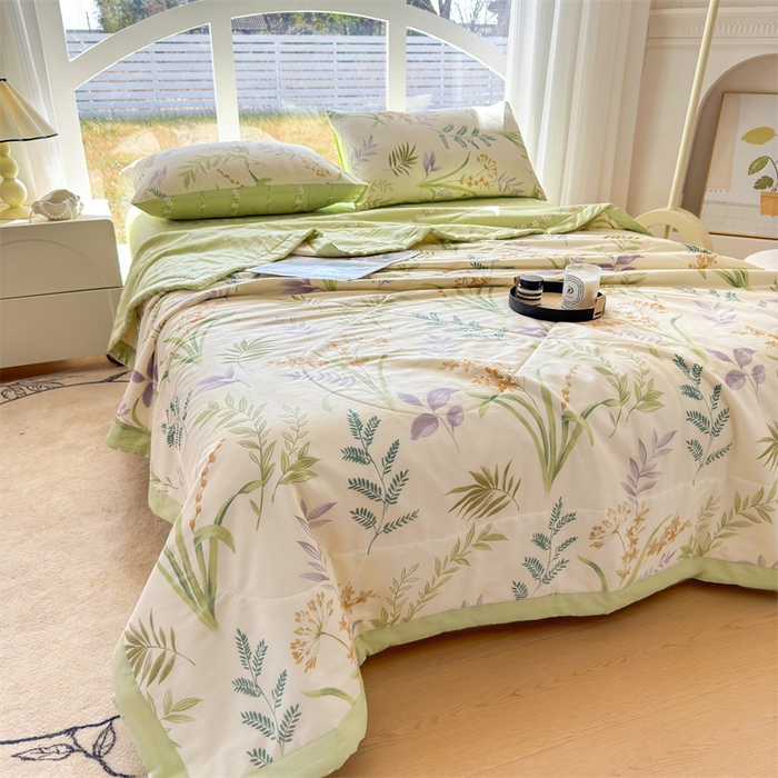 91家纺网 家纺一手货源 找家纺 蓝雀翎 2025新款全棉印花新疆棉花夏被 芳草梦恋