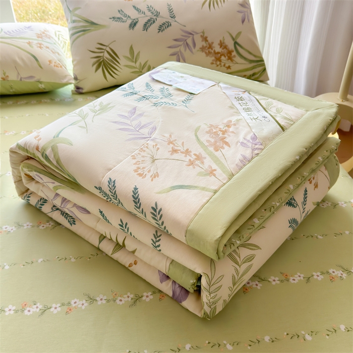 91家纺网 家纺一手货源 找家纺 蓝雀翎 2025新款全棉印花新疆棉花夏被 芳草梦恋