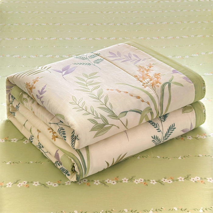 91家纺网 家纺一手货源 找家纺 蓝雀翎 2025新款全棉印花新疆棉花夏被 芳草梦恋