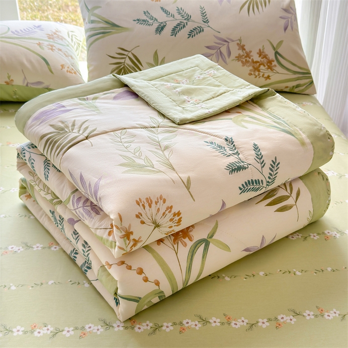 91家纺网 家纺一手货源 找家纺 蓝雀翎 2025新款全棉印花新疆棉花夏被 芳草梦恋