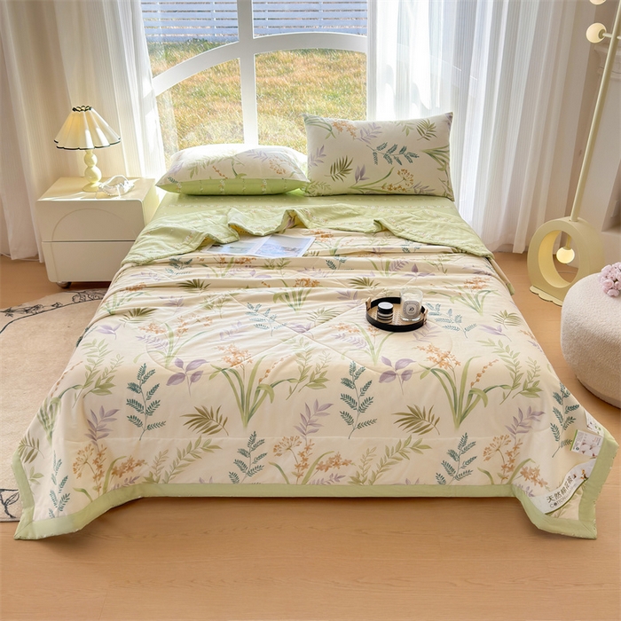 91家纺网 家纺一手货源 找家纺 蓝雀翎 2025新款全棉印花新疆棉花夏被 芳草梦恋