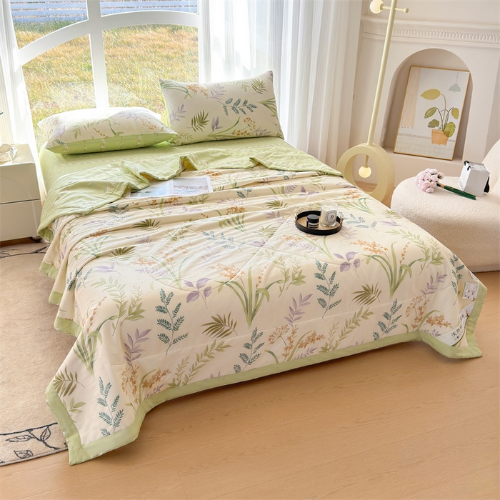 91家纺网 家纺一手货源 找家纺 蓝雀翎 2025新款全棉印花新疆棉花夏被 芳草梦恋