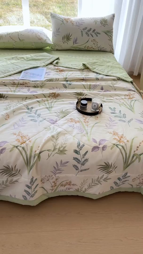 91家纺网 家纺一手货源 找家纺 蓝雀翎 2025新款全棉印花新疆棉花夏被 芳草梦恋