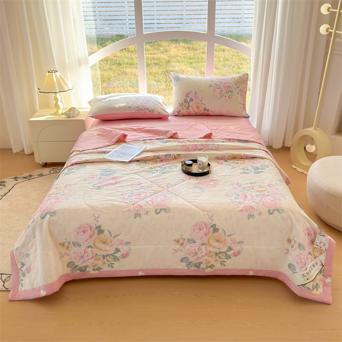 91家纺网 家纺一手货源 找家纺 蓝雀翎 2025新款全棉印花新疆棉花夏被 倾城之恋