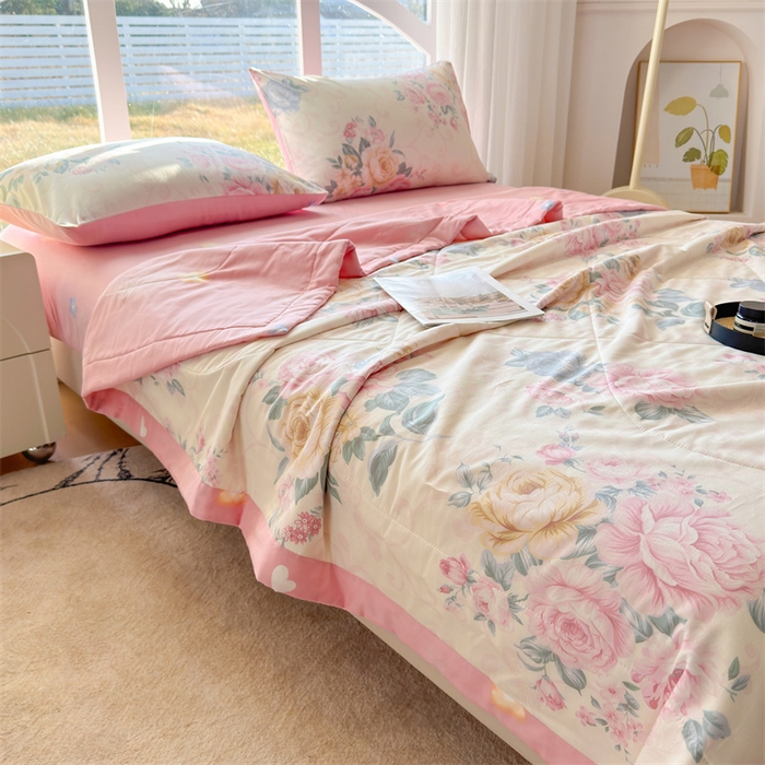 91家纺网 家纺一手货源 找家纺 蓝雀翎 2025新款全棉印花新疆棉花夏被 倾城之恋