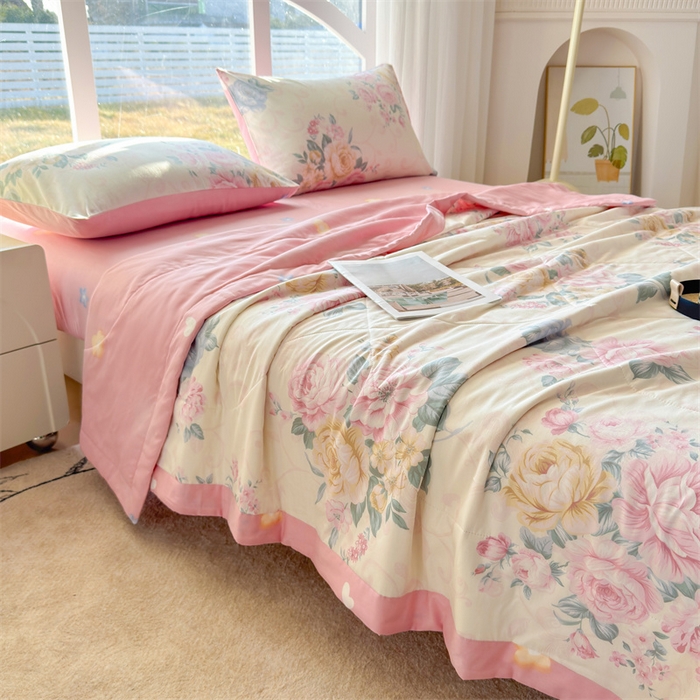 91家纺网 家纺一手货源 找家纺 蓝雀翎 2025新款全棉印花新疆棉花夏被 倾城之恋