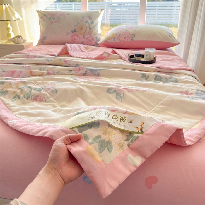 91家纺网 家纺一手货源 找家纺 蓝雀翎 2025新款全棉印花新疆棉花夏被 倾城之恋