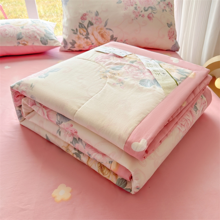 91家纺网 家纺一手货源 找家纺 蓝雀翎 2025新款全棉印花新疆棉花夏被 倾城之恋