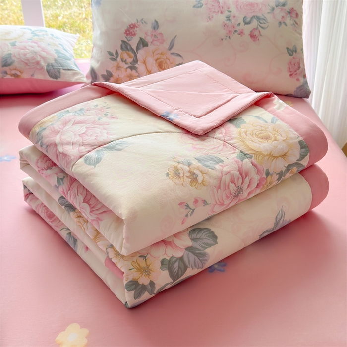 91家纺网 家纺一手货源 找家纺 蓝雀翎 2025新款全棉印花新疆棉花夏被 倾城之恋