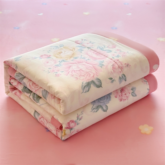 91家纺网 家纺一手货源 找家纺 蓝雀翎 2025新款全棉印花新疆棉花夏被 倾城之恋