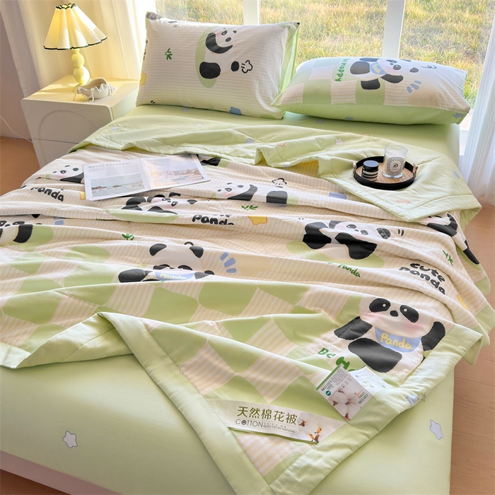 91家纺网 家纺一手货源 找家纺 蓝雀翎 2025新款全棉印花新疆棉花夏被 小熊猫