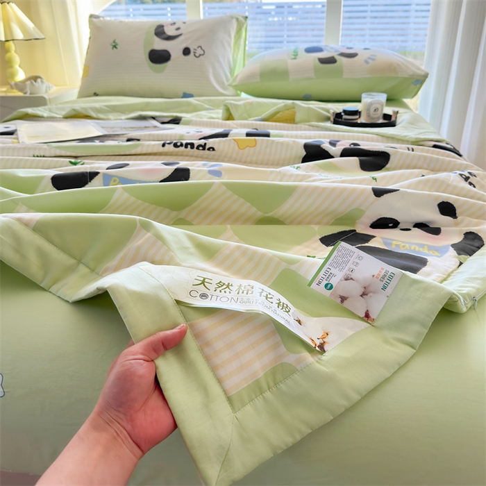 91家纺网 家纺一手货源 找家纺 蓝雀翎 2025新款全棉印花新疆棉花夏被 小熊猫