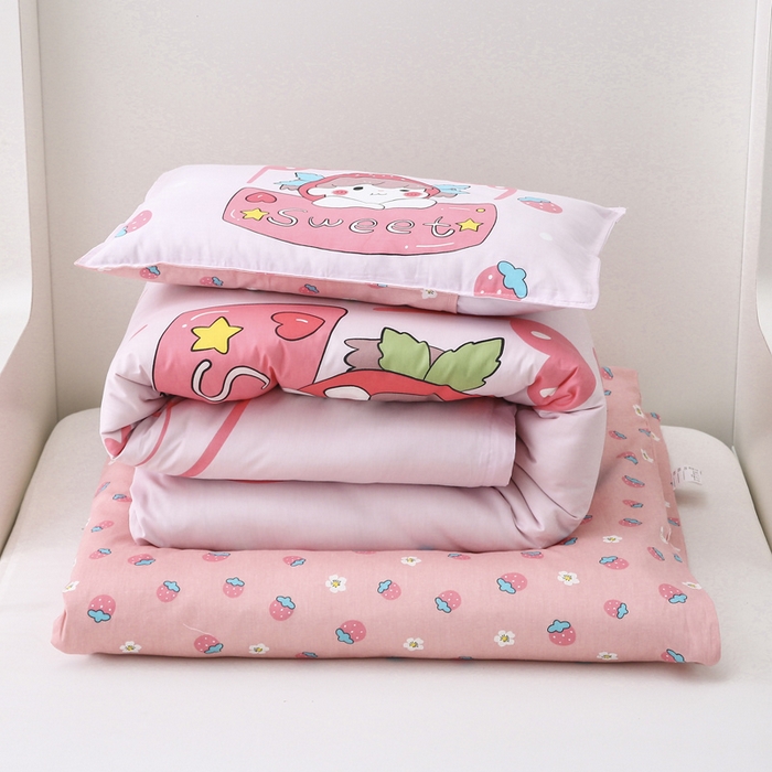 91家纺网 家纺一手货源 找家纺 2025年新款幼儿园全棉被子三件套宝宝入园纯棉六件套被褥午睡被套草莓女孩