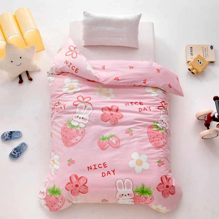 91家纺网 家纺一手货源 找家纺 2025年新款幼儿园全棉被子三件套宝宝入园纯棉六件套被褥午睡被套草莓兔子