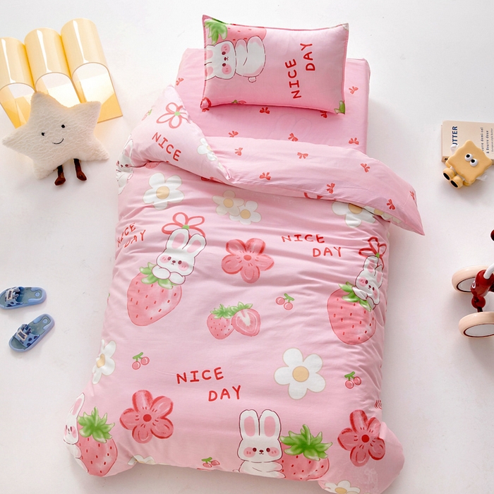 91家纺网 家纺一手货源 找家纺 2025年新款幼儿园全棉被子三件套宝宝入园纯棉六件套被褥午睡被套草莓兔子