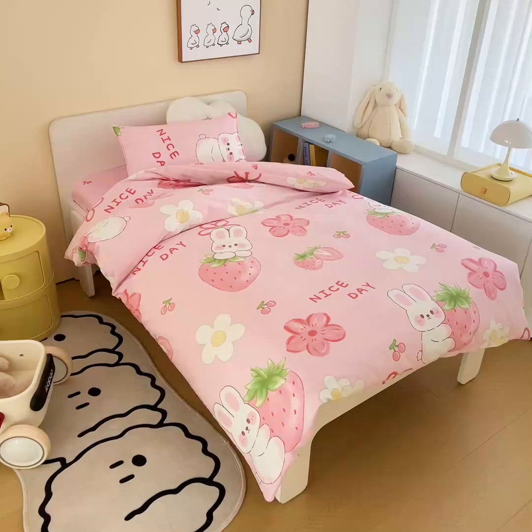 91家纺网 家纺一手货源 找家纺 2025年新款幼儿园全棉被子三件套宝宝入园纯棉六件套被褥午睡被套草莓兔子