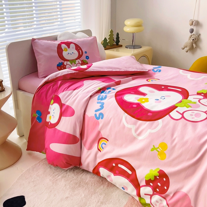 91家纺网 家纺一手货源 找家纺 2025年新款幼儿园全棉被子三件套宝宝入园纯棉六件套被褥午睡被套草莓小兔