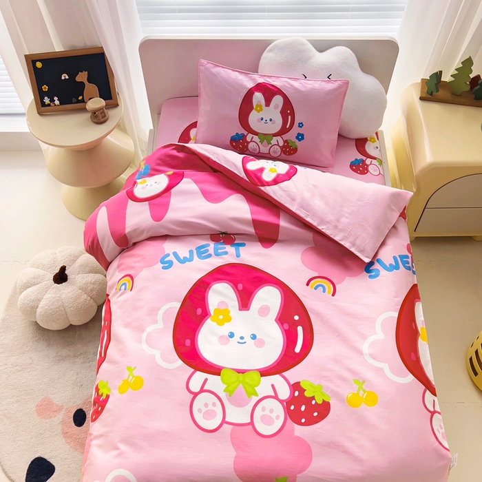 91家纺网 家纺一手货源 找家纺 2025年新款幼儿园全棉被子三件套宝宝入园纯棉六件套被褥午睡被套草莓小兔