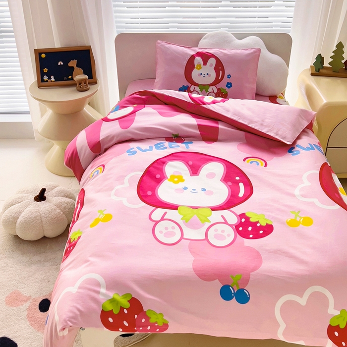 91家纺网 家纺一手货源 找家纺 2025年新款幼儿园全棉被子三件套宝宝入园纯棉六件套被褥午睡被套草莓小兔