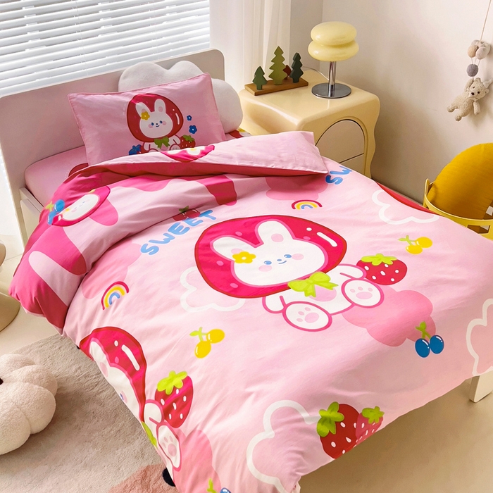 91家纺网 家纺一手货源 找家纺 2025年新款幼儿园全棉被子三件套宝宝入园纯棉六件套被褥午睡被套草莓小兔