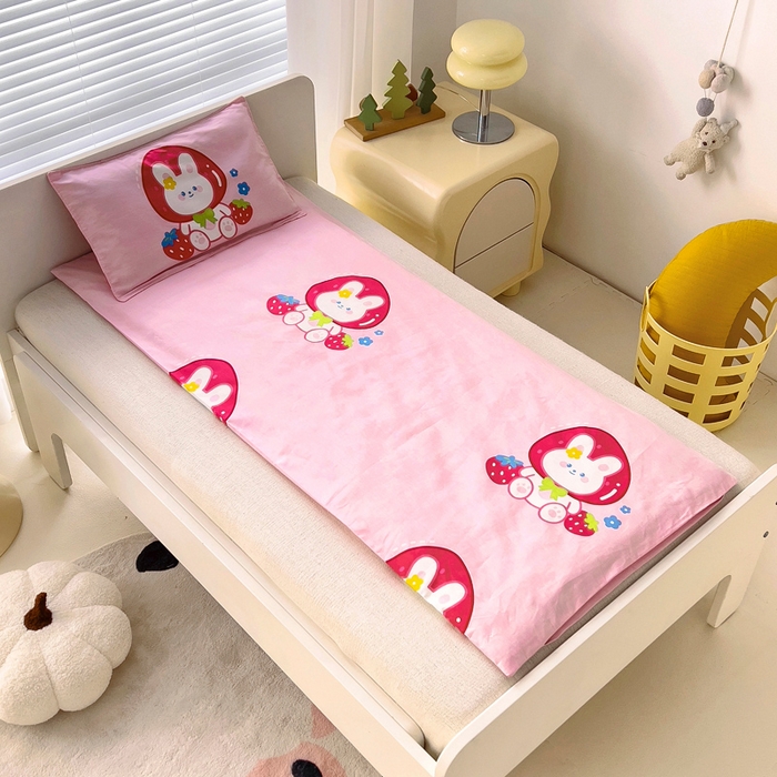 91家纺网 家纺一手货源 找家纺 2025年新款幼儿园全棉被子三件套宝宝入园纯棉六件套被褥午睡被套草莓小兔