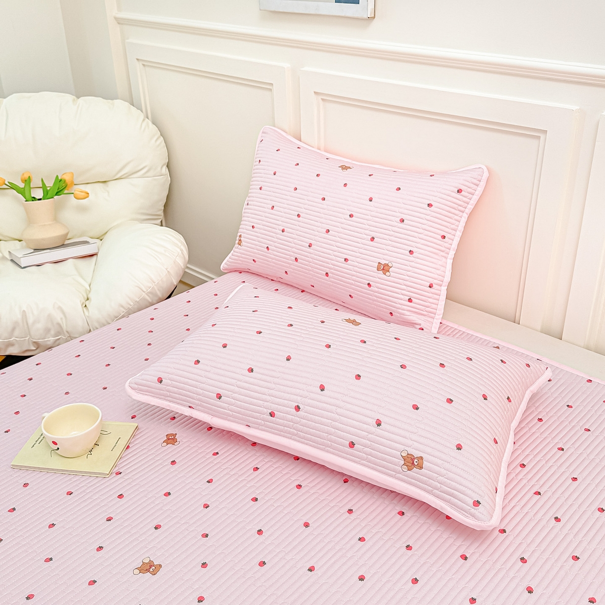 91家纺网 家纺一手货源 找家纺 橘夏家纺 2025新款莱赛尔天丝轻奢风多功能床盖三件套软凉席盖毯 草莓小熊-粉