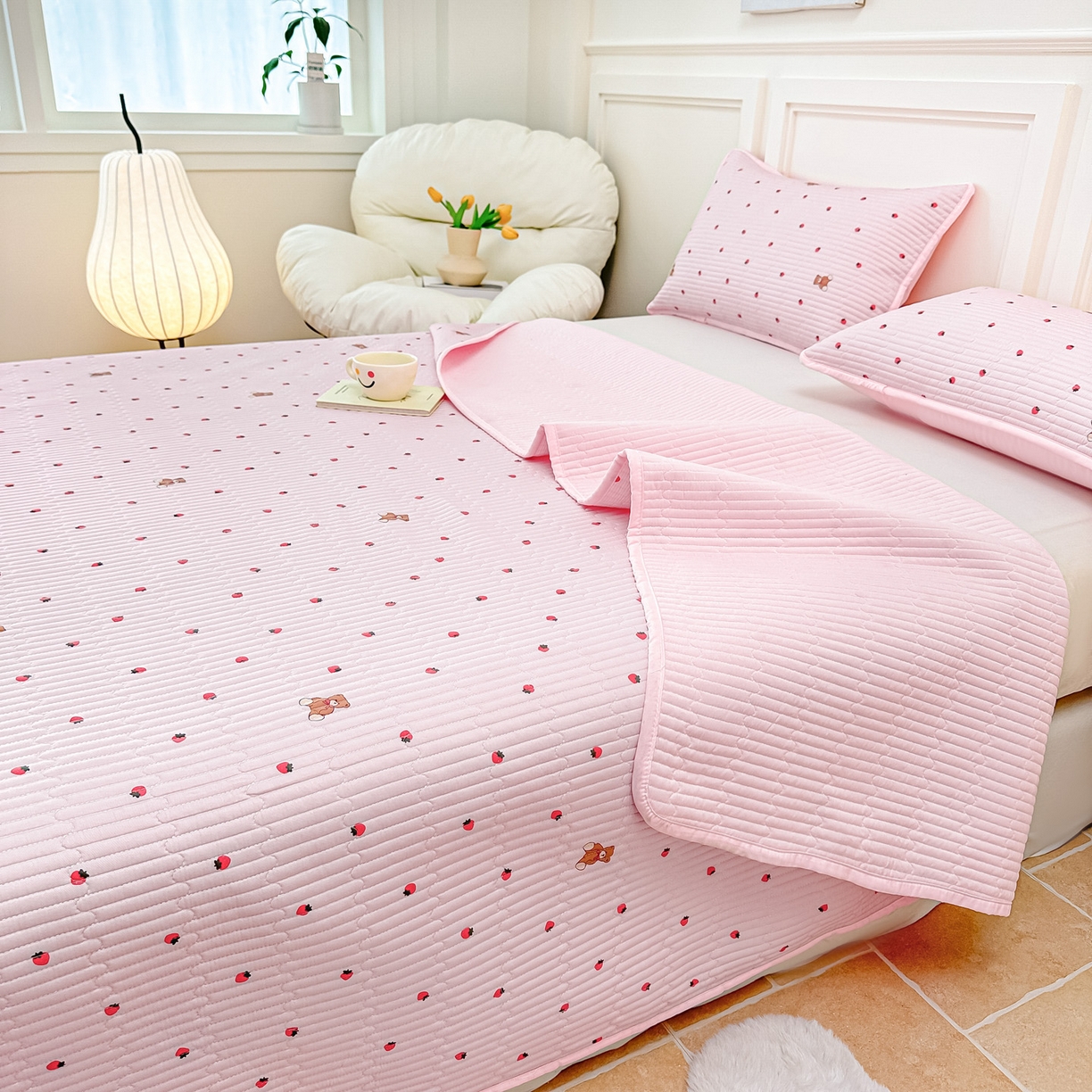 91家纺网 家纺一手货源 找家纺 橘夏家纺 2025新款莱赛尔天丝轻奢风多功能床盖三件套软凉席盖毯 草莓小熊-粉