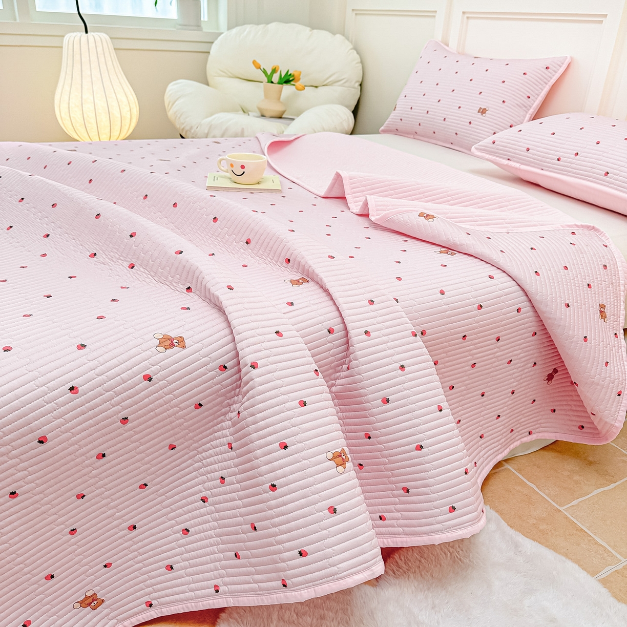 91家纺网 家纺一手货源 找家纺 橘夏家纺 2025新款莱赛尔天丝轻奢风多功能床盖三件套软凉席盖毯 草莓小熊-粉