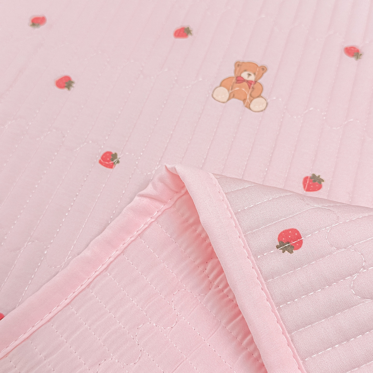 91家纺网 家纺一手货源 找家纺 橘夏家纺 2025新款莱赛尔天丝轻奢风多功能床盖三件套软凉席盖毯 草莓小熊-粉