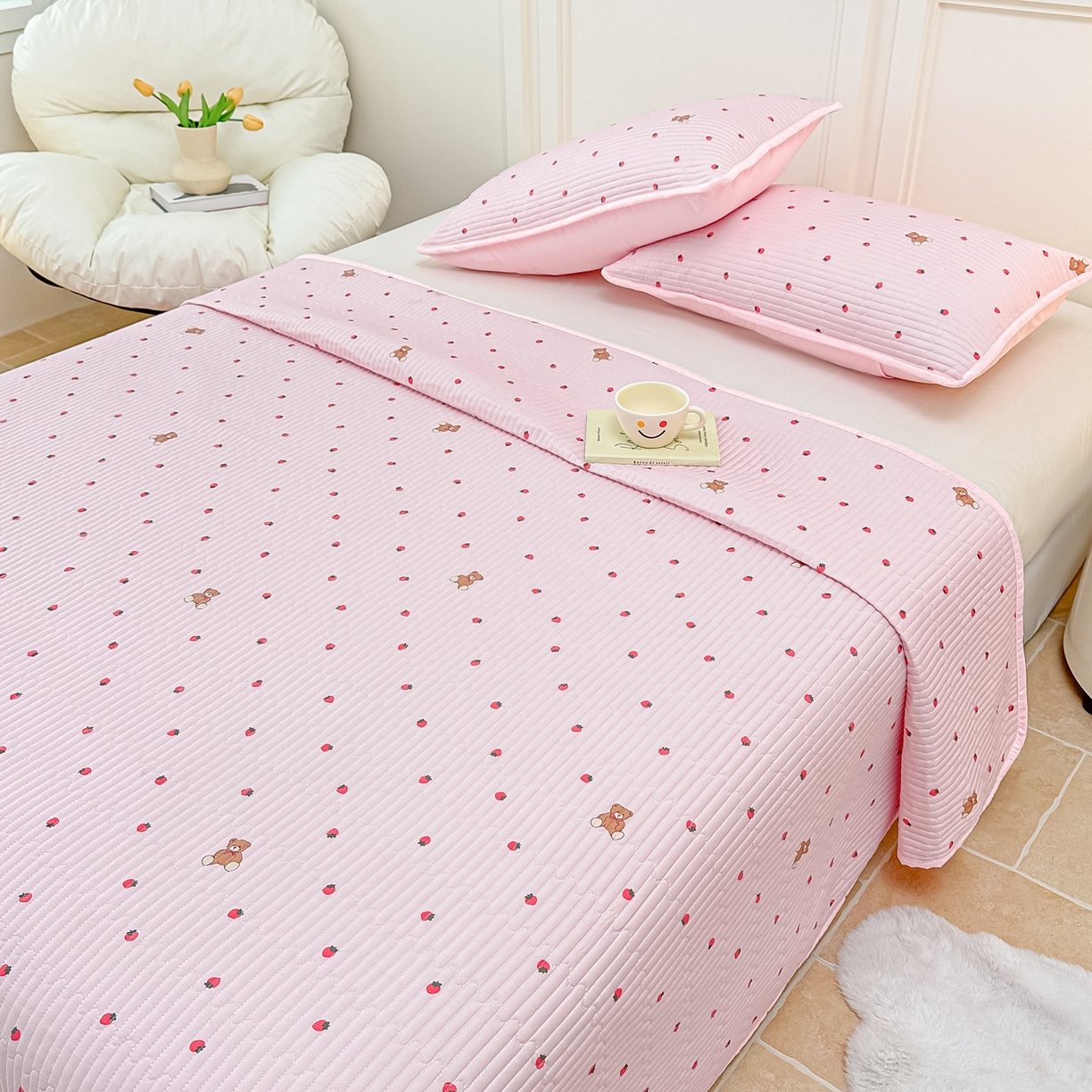 91家纺网 家纺一手货源 找家纺 橘夏家纺 2025新款莱赛尔天丝轻奢风多功能床盖三件套软凉席盖毯 草莓小熊-粉