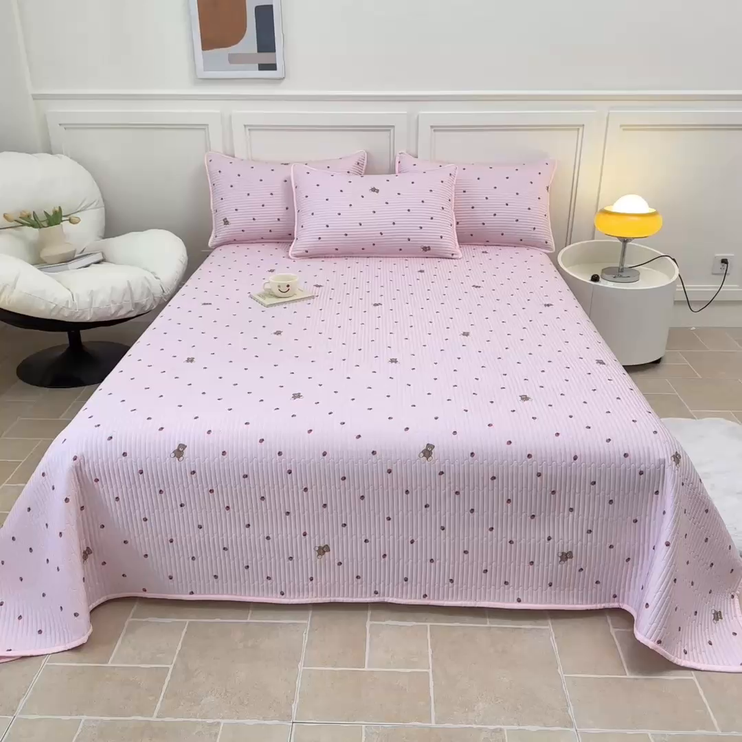 91家纺网 家纺一手货源 找家纺 橘夏家纺 2025新款莱赛尔天丝轻奢风多功能床盖三件套软凉席盖毯 草莓小熊-粉