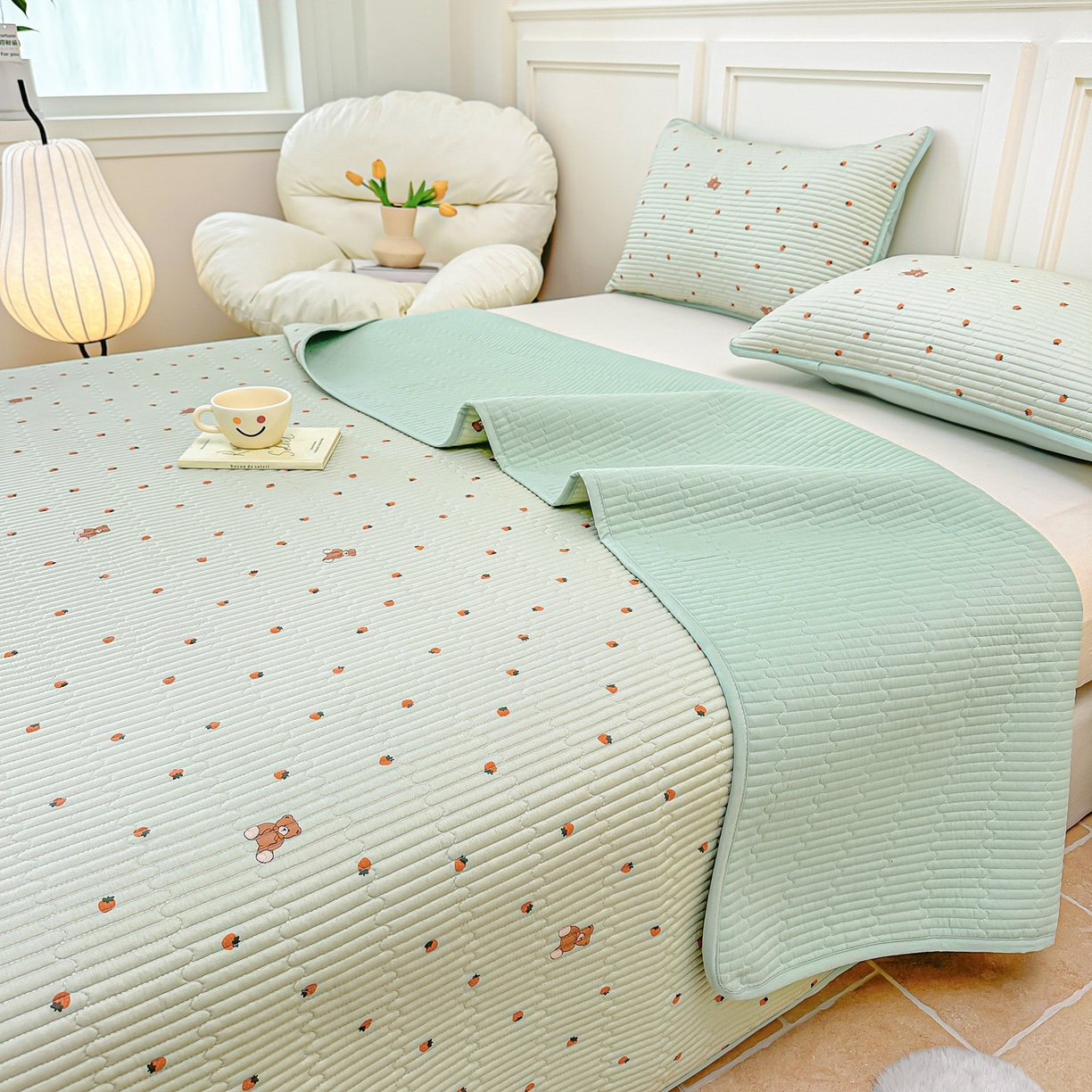 91家纺网 家纺一手货源 找家纺 橘夏家纺 2025新款莱赛尔天丝轻奢风多功能床盖三件套软凉席盖毯 草莓小熊-绿