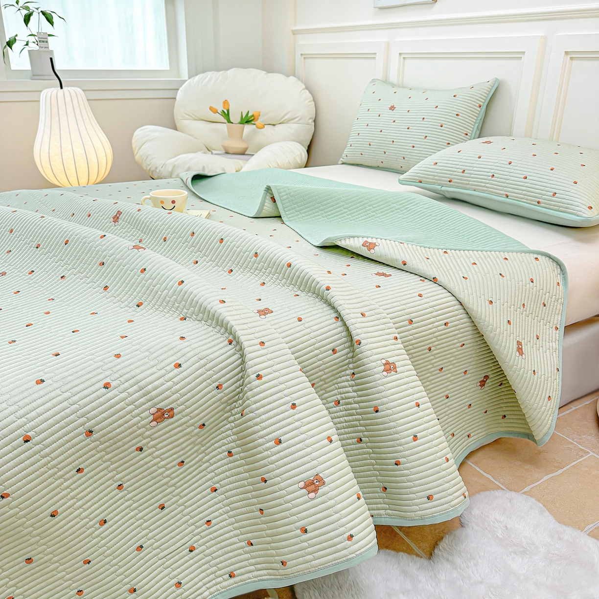 91家纺网 家纺一手货源 找家纺 橘夏家纺 2025新款莱赛尔天丝轻奢风多功能床盖三件套软凉席盖毯 草莓小熊-绿