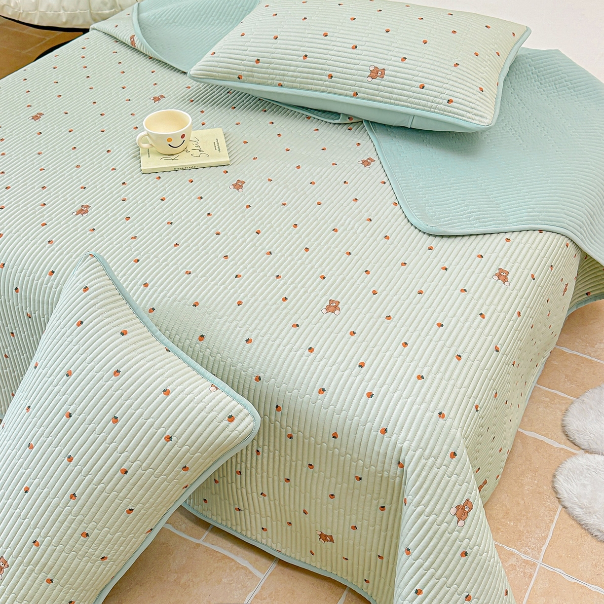 91家纺网 家纺一手货源 找家纺 橘夏家纺 2025新款莱赛尔天丝轻奢风多功能床盖三件套软凉席盖毯 草莓小熊-绿