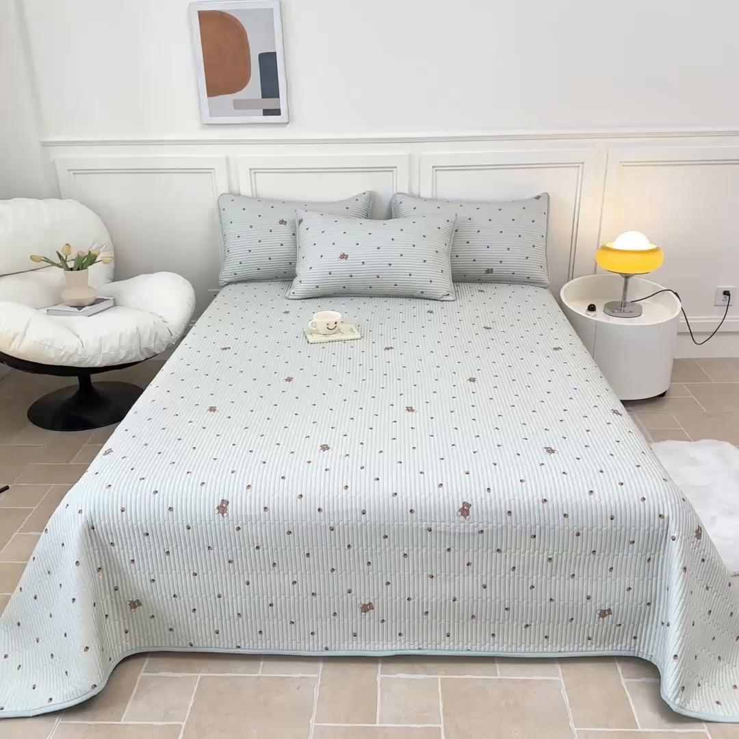 91家纺网 家纺一手货源 找家纺 橘夏家纺 2025新款莱赛尔天丝轻奢风多功能床盖三件套软凉席盖毯 草莓小熊-绿