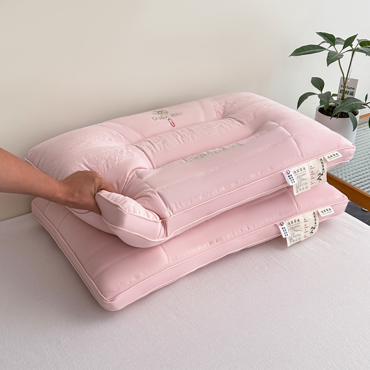 91家纺网 家纺一手货源 找家纺 橘夏家纺 2025新款颈椎疼痛专用护颈椎枕头牵引拉伸不塌陷助眠家用决明子枕芯 粉