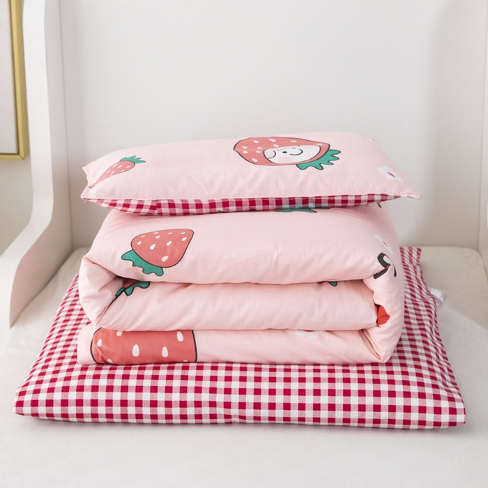 91家纺网 家纺一手货源 找家纺 2025年新款幼儿园全棉被子三件套宝宝入园纯棉六件套被褥午睡被套大草莓