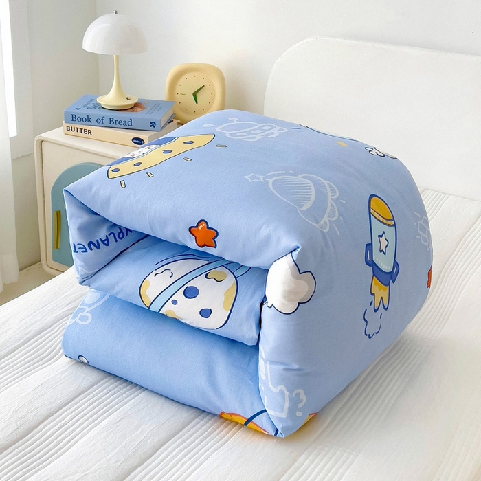 91家纺网 家纺一手货源 找家纺 2025年新款幼儿园全棉被子三件套宝宝入园纯棉六件套被褥午睡被套飞向太空