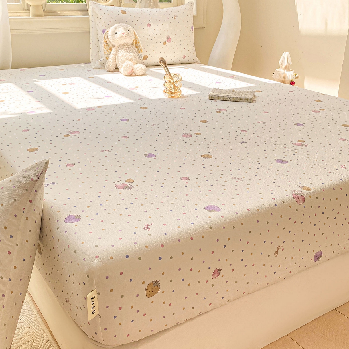 91家纺网 家纺一手货源 找家纺 眠势力 2025新款云感双层纱四件套床单款床笠款ins奶油风云感超柔 点点草莓