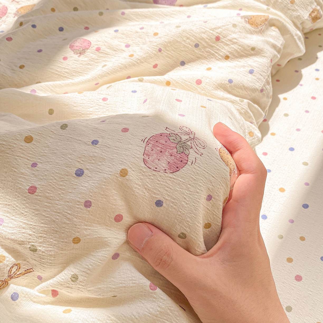 91家纺网 家纺一手货源 找家纺 眠势力 2025新款云感双层纱四件套床单款床笠款ins奶油风云感超柔 点点草莓