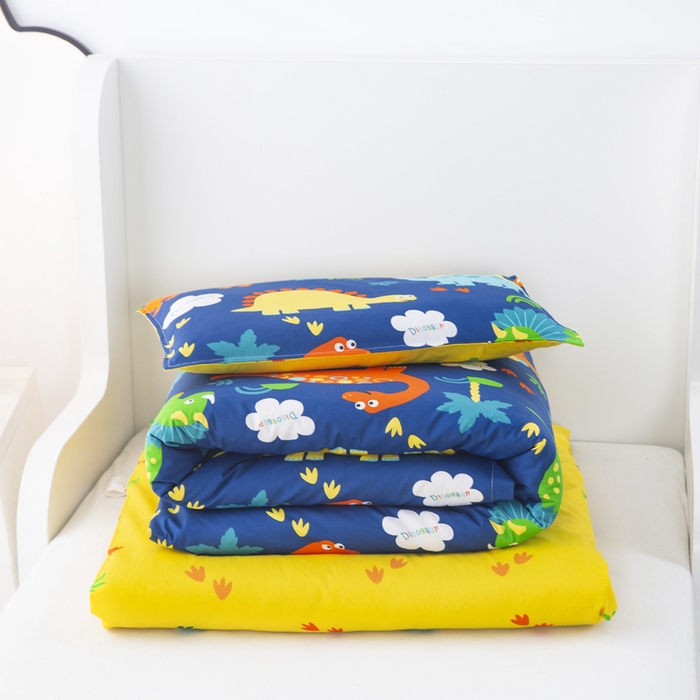 91家纺网 家纺一手货源 找家纺 2025年新款幼儿园全棉被子三件套宝宝入园纯棉六件套被褥午睡被套恐龙星球