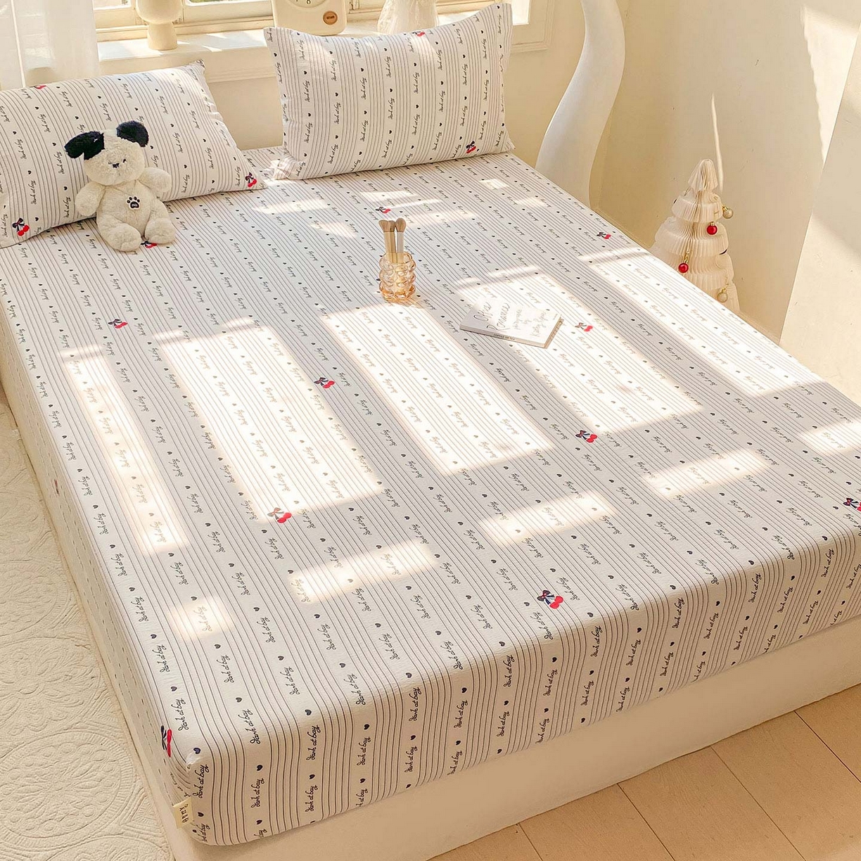 91家纺网 家纺一手货源 找家纺 眠势力 2025新款云感双层纱四件套床单款床笠款ins奶油风云感超柔 字母樱桃