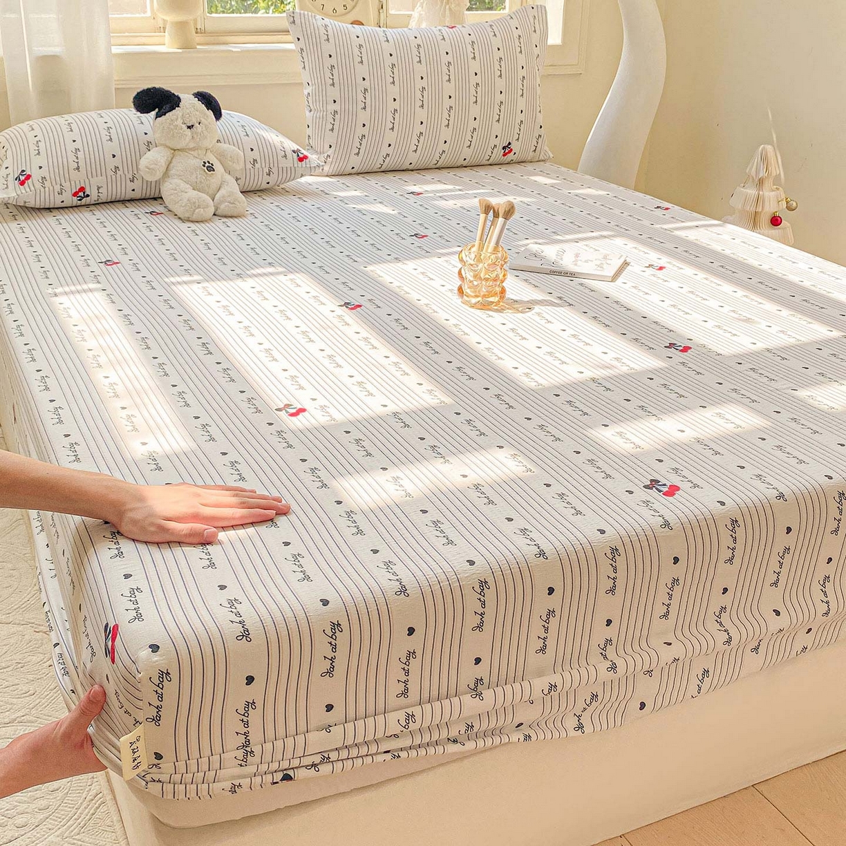 91家纺网 家纺一手货源 找家纺 眠势力 2025新款云感双层纱四件套床单款床笠款ins奶油风云感超柔 字母樱桃