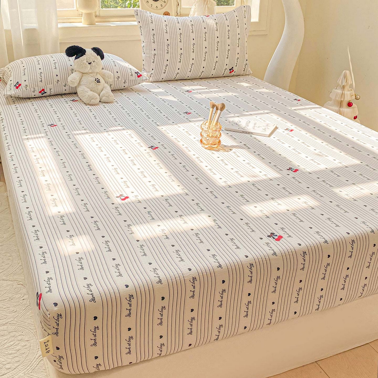 91家纺网 家纺一手货源 找家纺 眠势力 2025新款云感双层纱四件套床单款床笠款ins奶油风云感超柔 字母樱桃