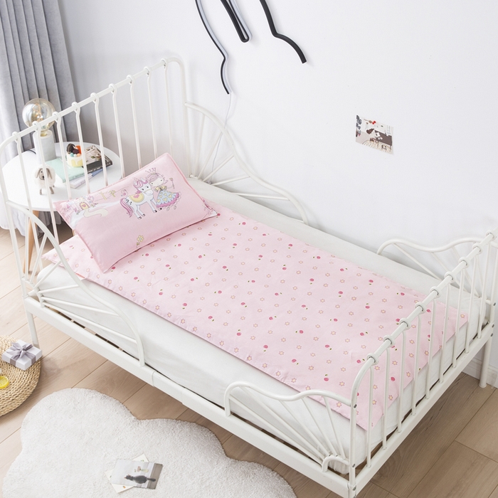 91家纺网 家纺一手货源 找家纺 2025年新款幼儿园全棉被子三件套宝宝入园纯棉六件套被褥午睡被套童话镇-粉