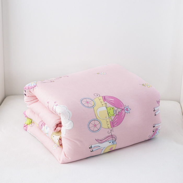 91家纺网 家纺一手货源 找家纺 2025年新款幼儿园全棉被子三件套宝宝入园纯棉六件套被褥午睡被套童话镇-粉