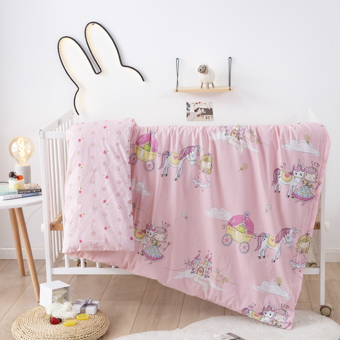 91家纺网 家纺一手货源 找家纺 2025年新款幼儿园全棉被子三件套宝宝入园纯棉六件套被褥午睡被套童话镇-粉